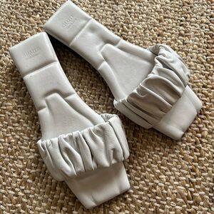 KHAITE leather slide sandals white size 38.5 puffy one strap